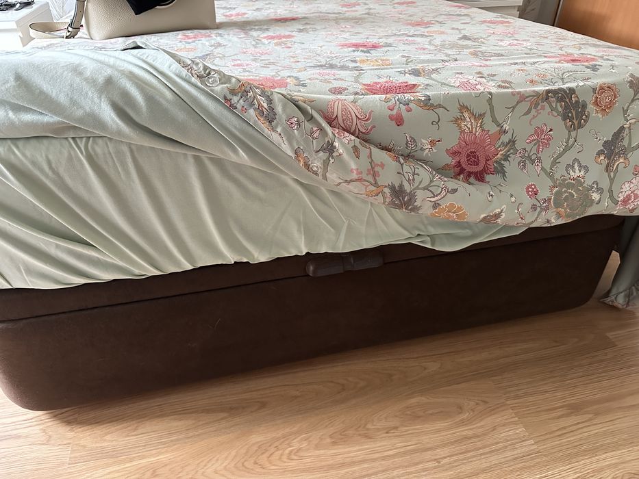 Banco pe de cama e cama