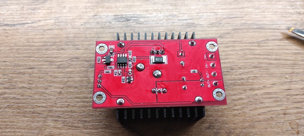 Підвищуючи й DC-DC перетворювач 10-32V->12-35V 10A