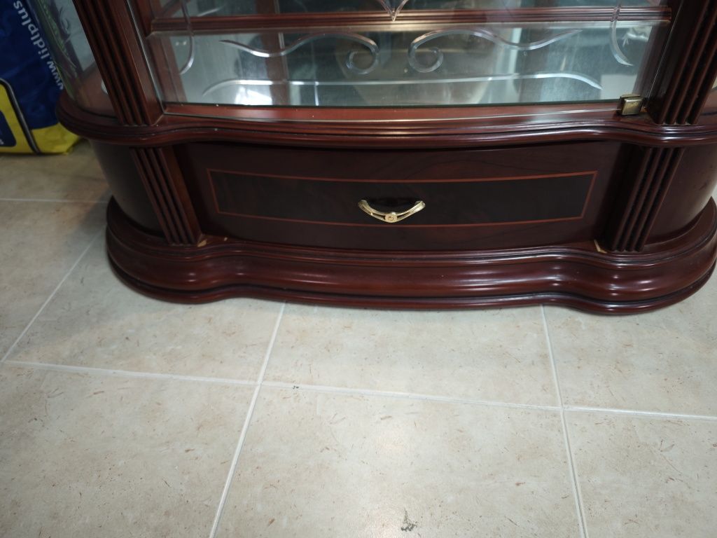 Cristaleira grande com luz