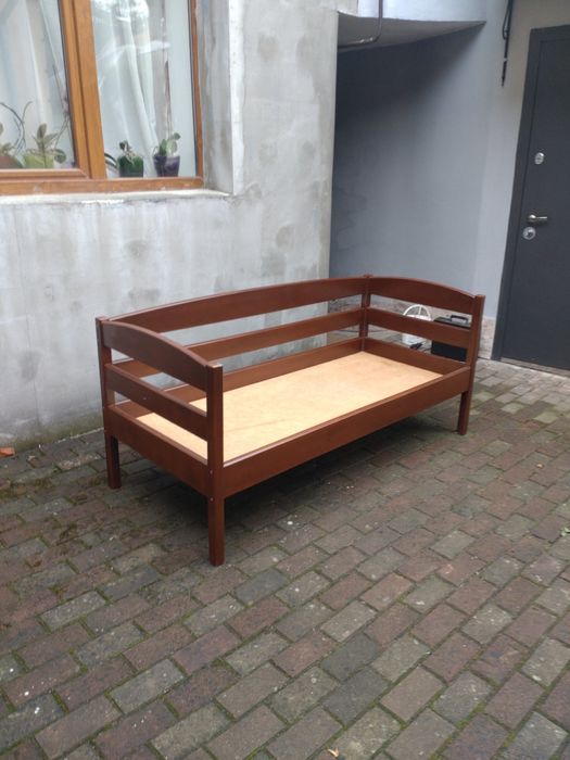 Ліжко зроблено на замовлення