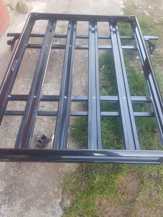 Багажник з поперечинами і кріпленнями