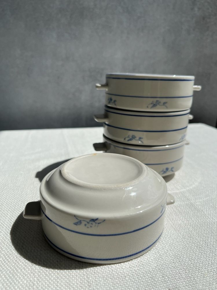 Ceramiczne kokilki z delikatnym niebieskim zdobieniem