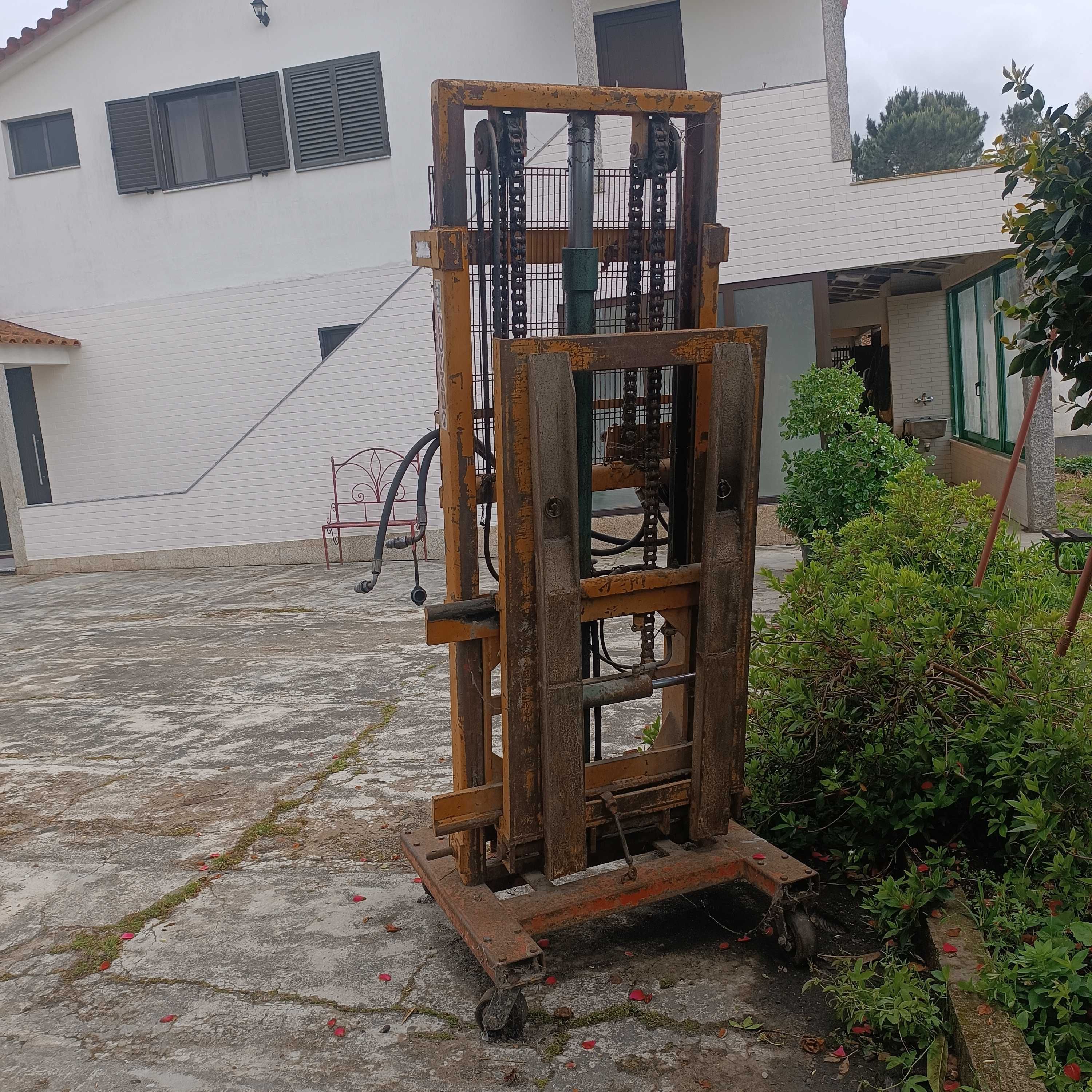 Vendo empilhador para trator.