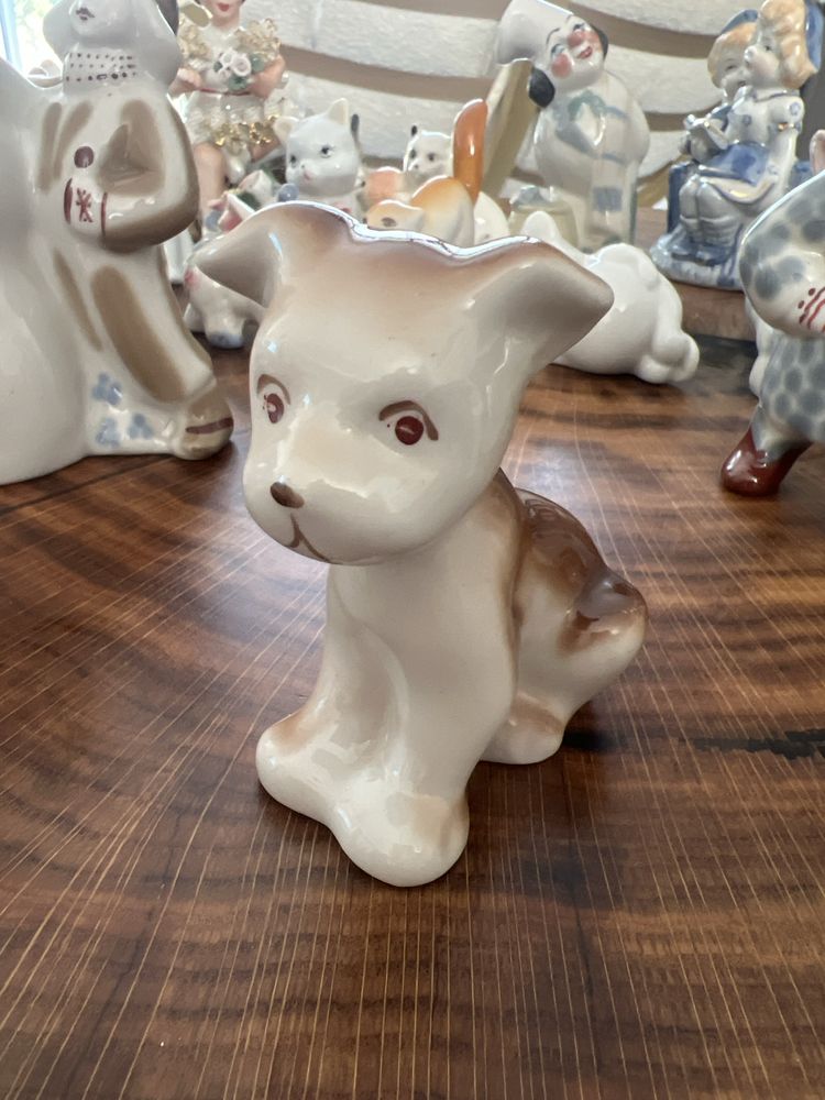 Figurka porcelanowa piesek sygnowana PRL