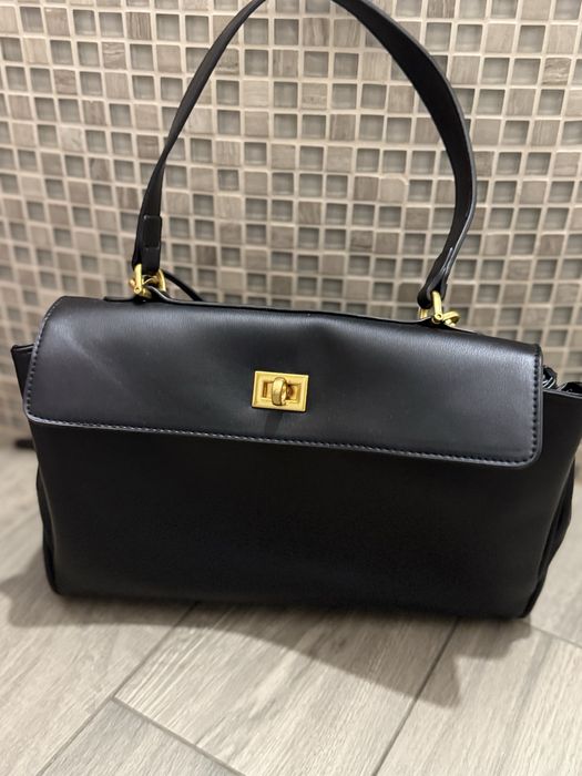 Абсолютно новая,не ношенная кожанная сумка. Змейки и фурнитура рабочие