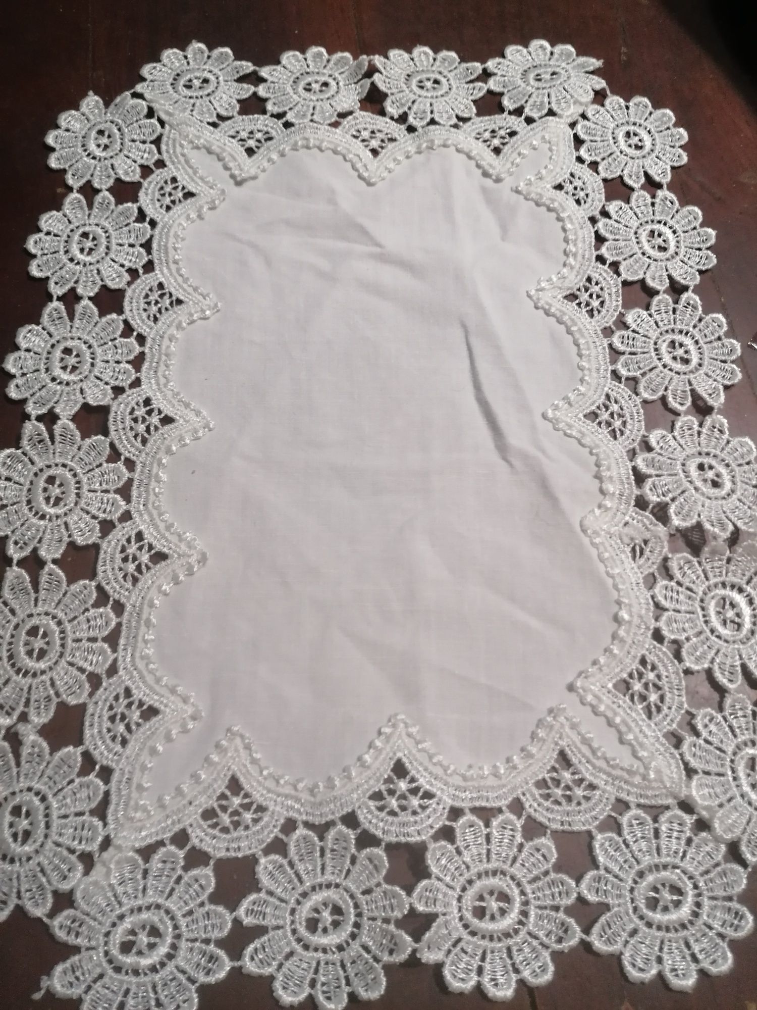 Conjunto de 2 naprons em linho e acabamento em renda 

Dimensões: