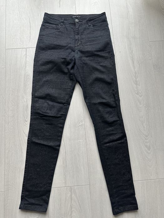 Spodnie czarne jeansy ze złotym zdobieniem