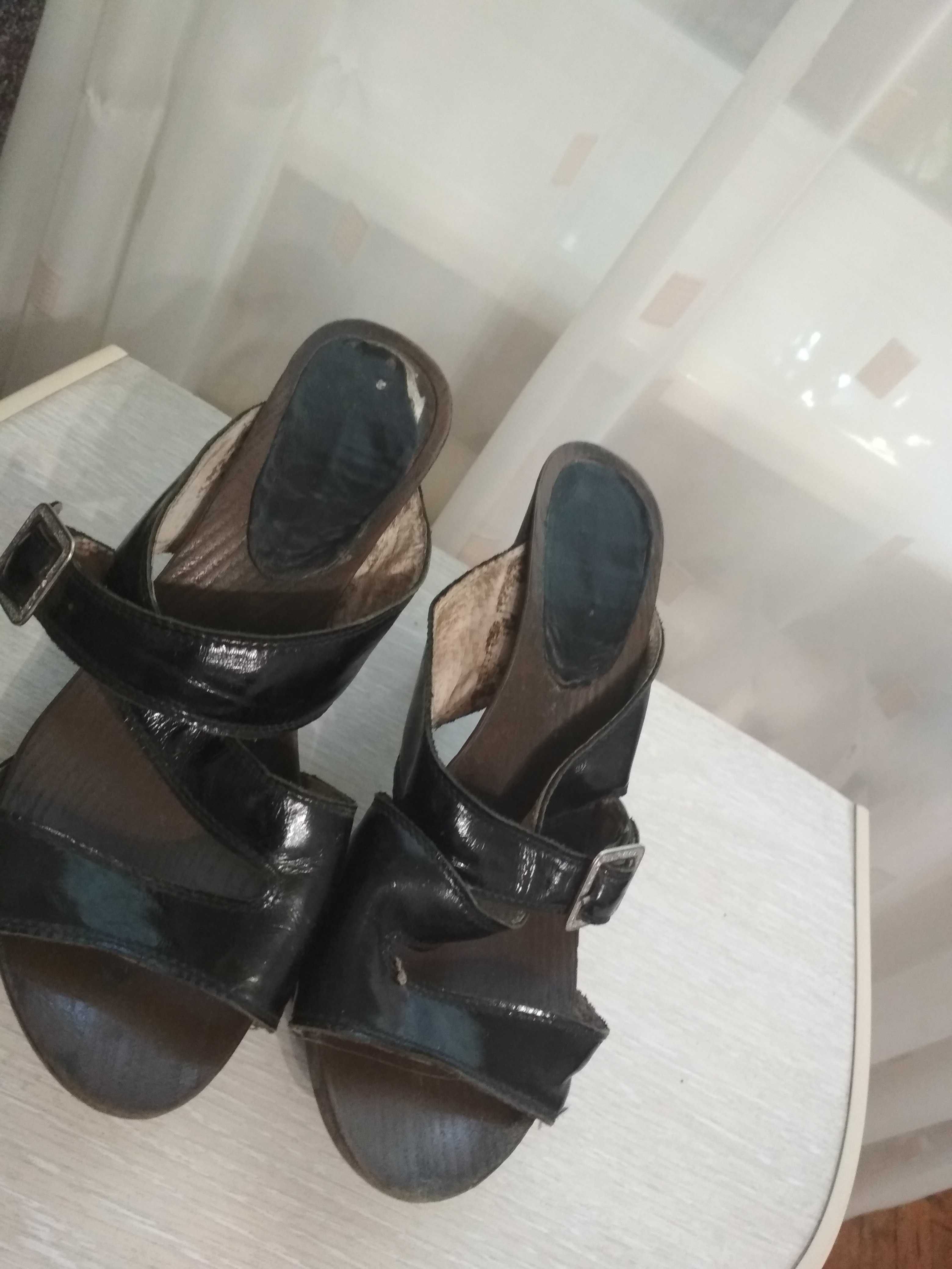 Черные лаковые шлепанцы босоножки на каблуке