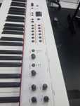 Piano elétrico  numa stage muito bom
