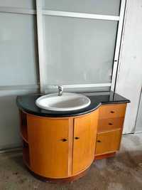 Lavatório com armário de casa de banho em madeira