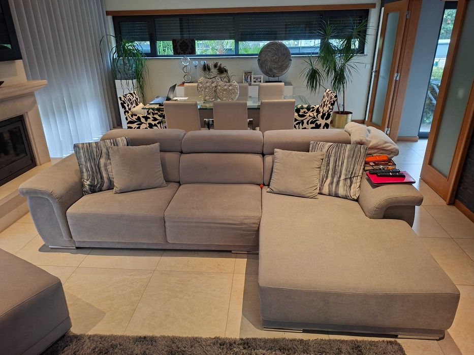 Sofá com chaise long cinza claro
