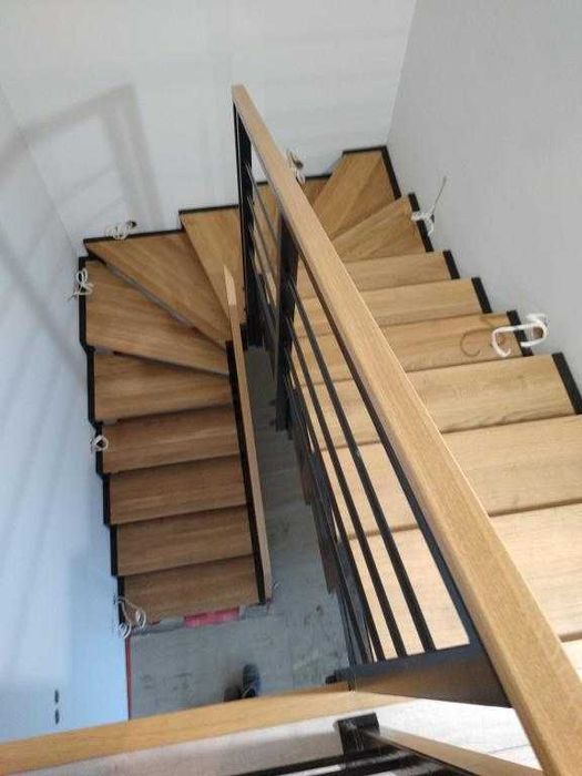 schody na konstrukcji , metalowe ,dywanowe , ażurowe  loft  wewnętrzne