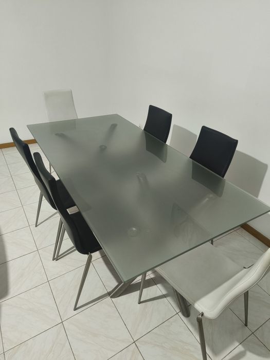 Mesa de jantar com cadeiras