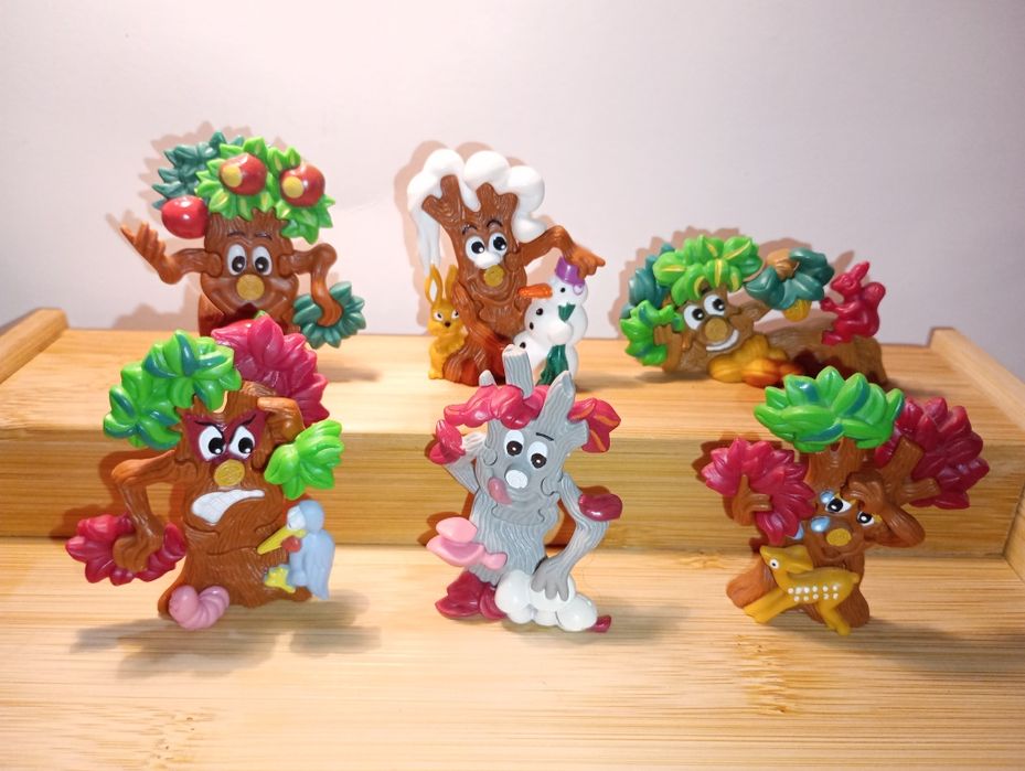 Figurki z Kinder niespodzianki z serii puzzle 3D drzewa