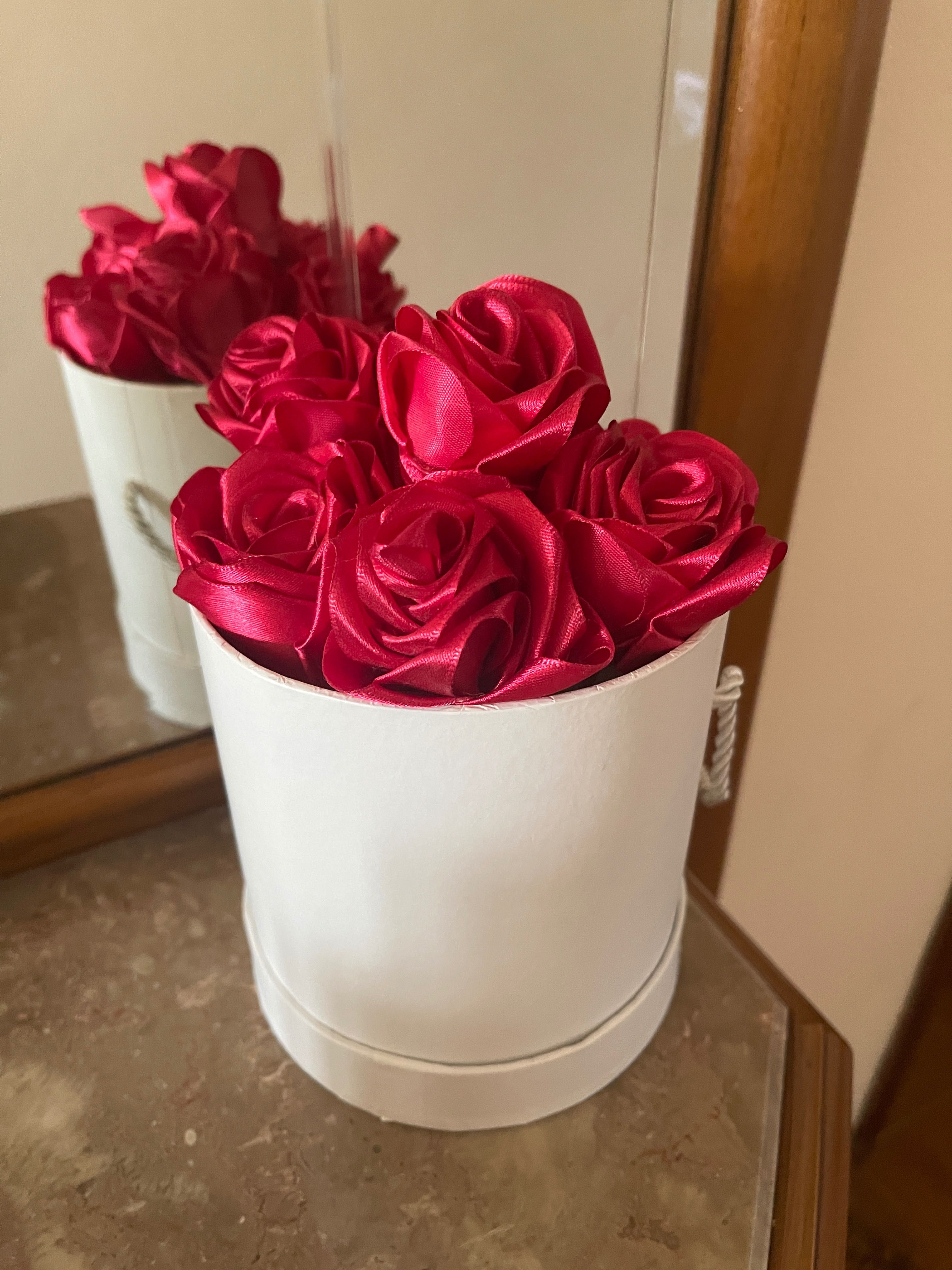Arranjo de flores de cetim