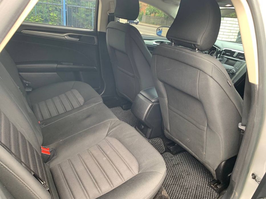 Автомобіль Ford Fusion SE