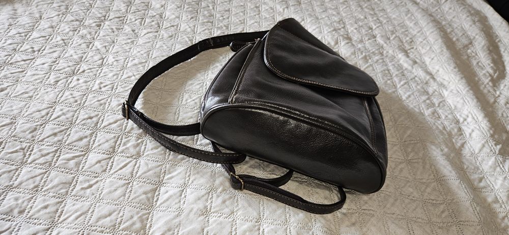 Bolsa tipo mochila de couro castanho