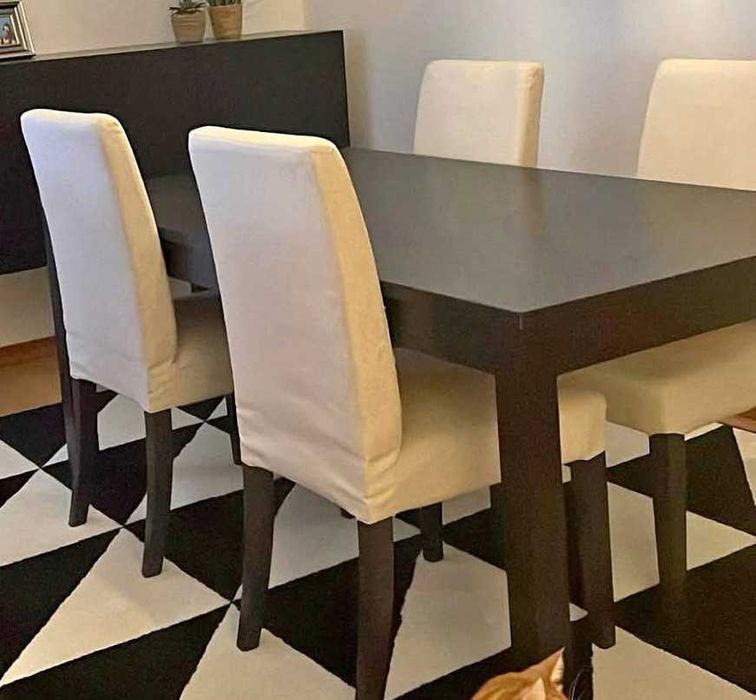 Mesa e quatro cadeiras Ikea