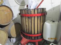Esmagador de uvas e prensa.