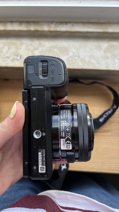 Sony Alpha 6000 - Câmera Mirrorless em Excelente Estado