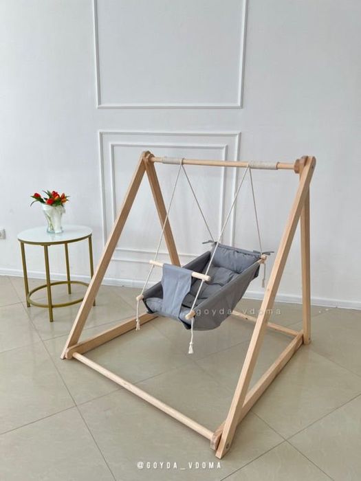 Дитяча гойдалка з деревʼяною стійкою