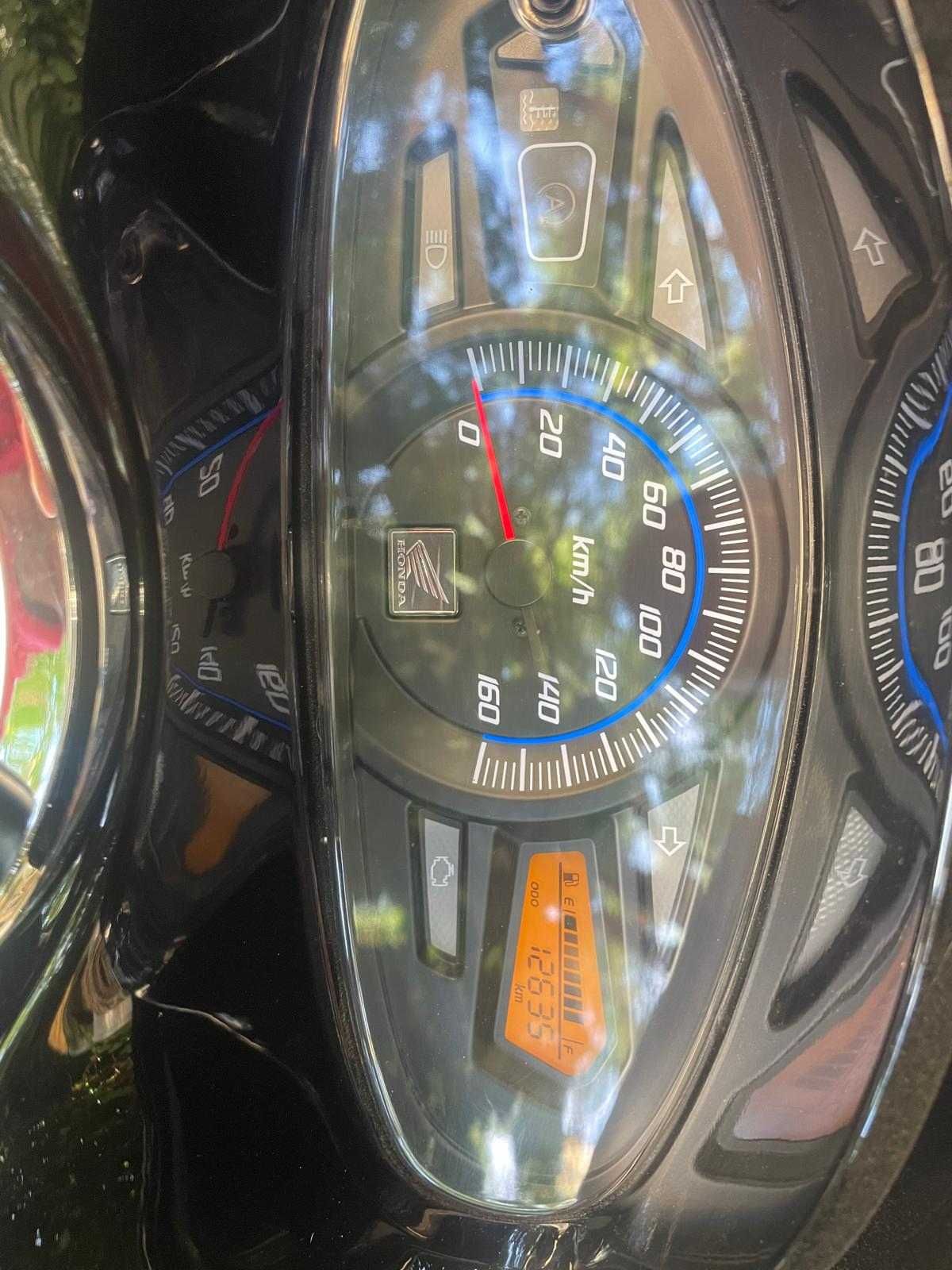 Vendo pcx 125 muito bem estimada e com. Poucos km