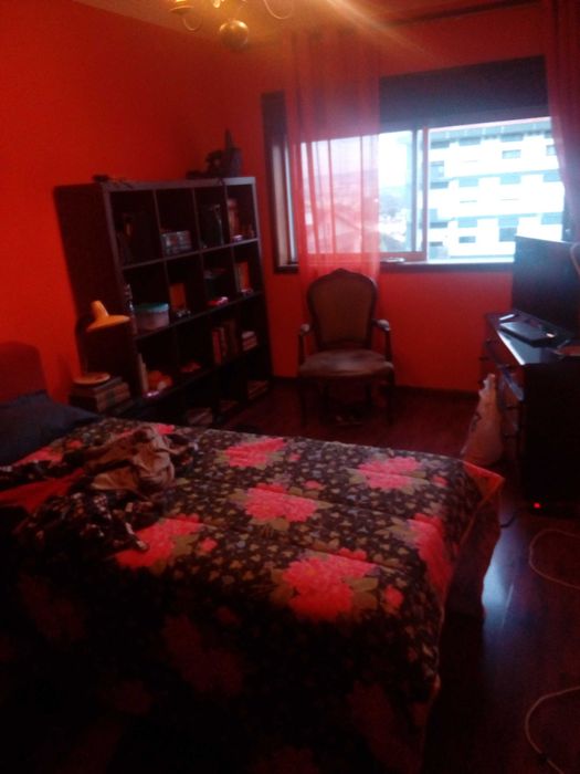 Quarto com metro à porta