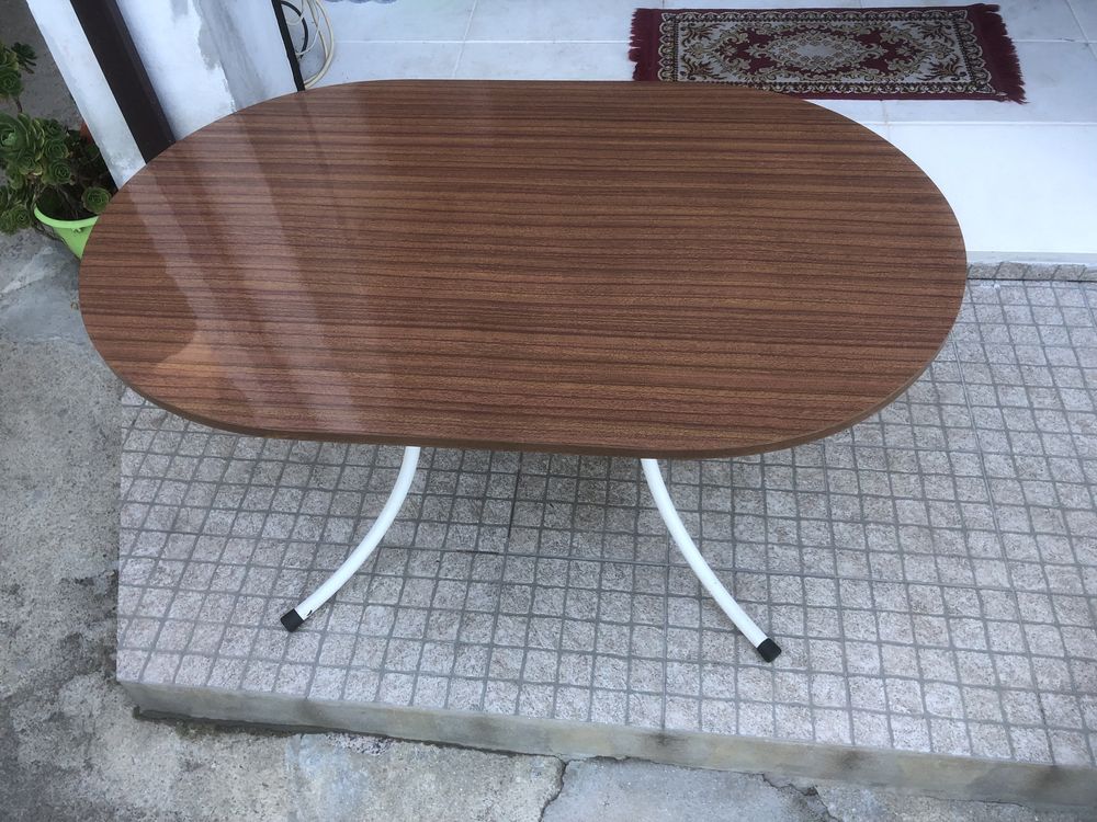 Mesa de jantar em Oval