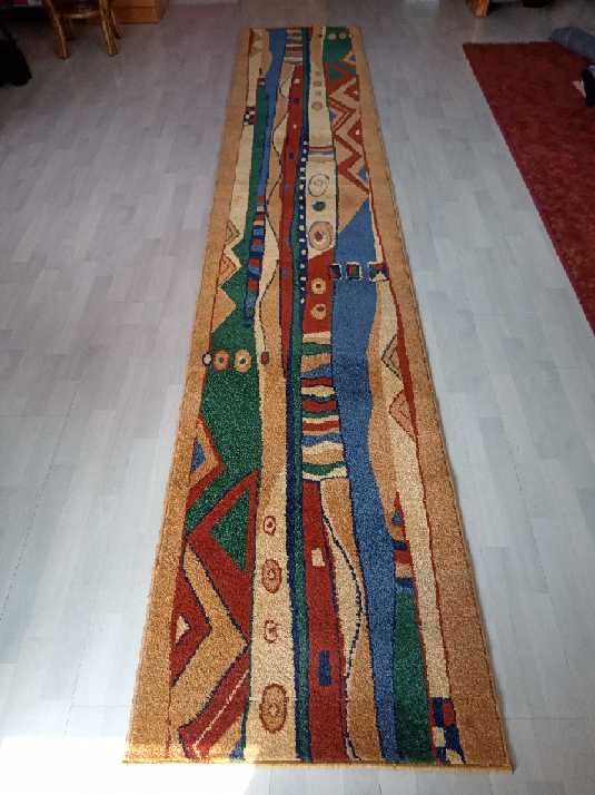 Dlugi dywan chodnik