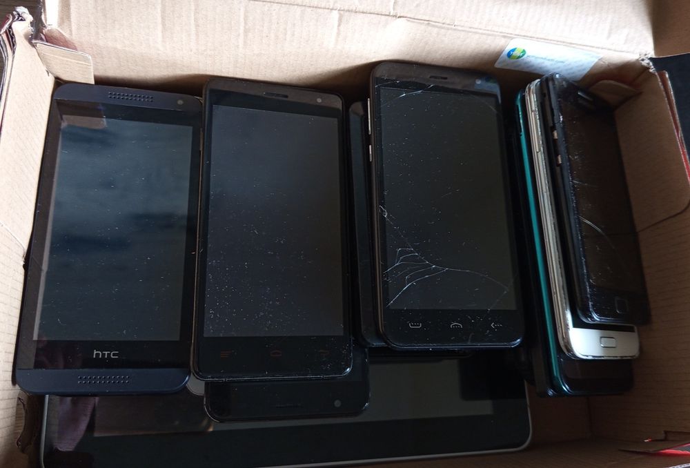 Продам одним лотом телефоны.