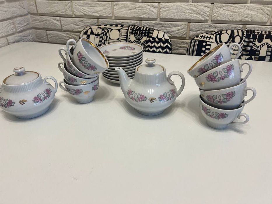 Чайный набор  с чашками блюдцами и сахарница и заварник
