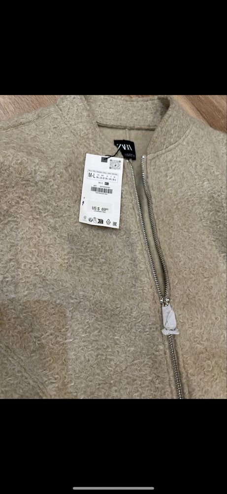 Новий дуже гарний бомбер на змійці Zara,на бірці розмір М-L