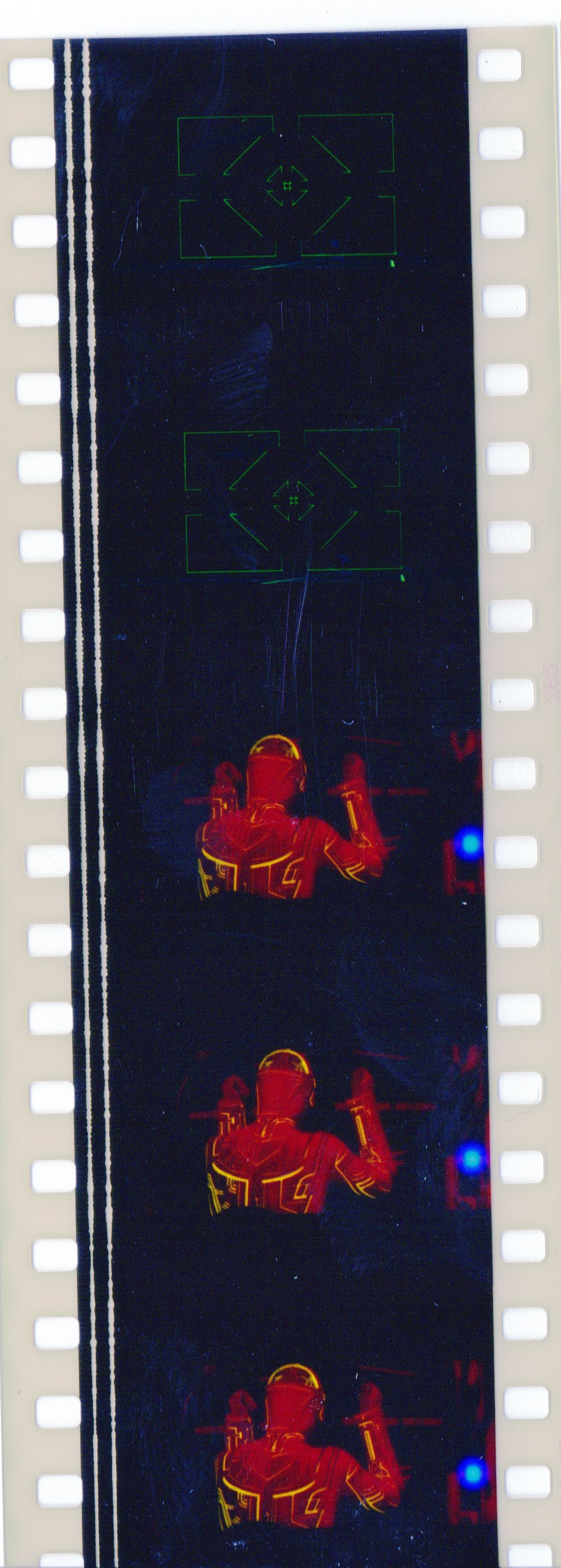 Fotogramas em película 35mm do filme culto TRON