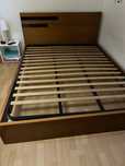 Cama em madeira com estrado