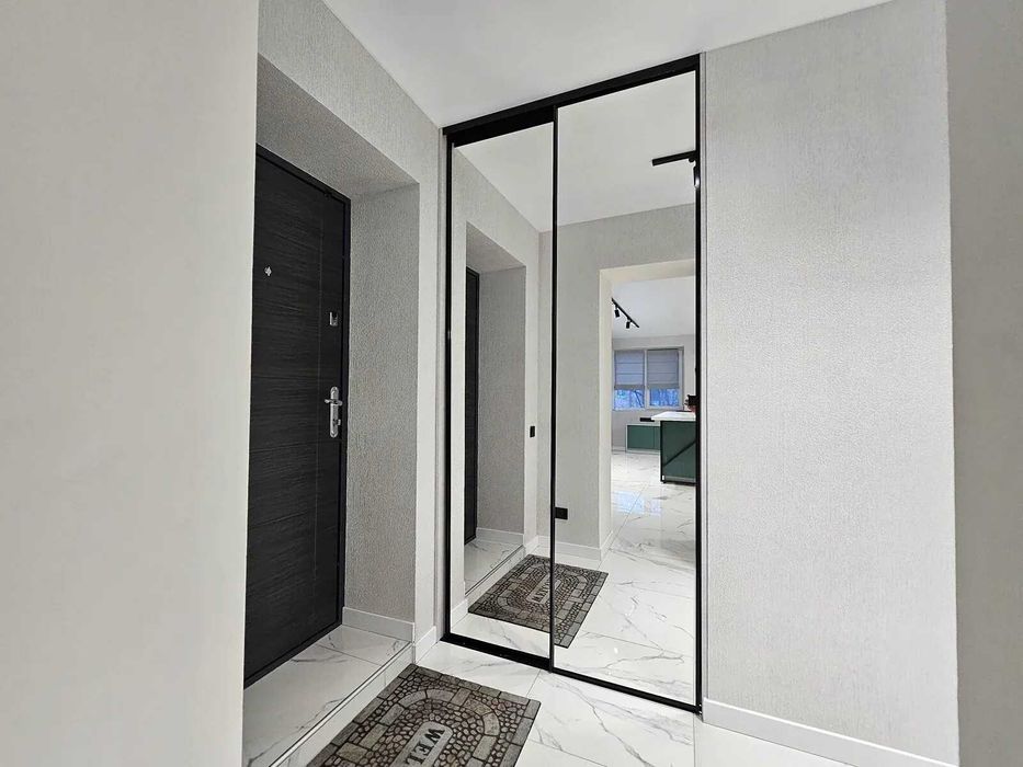 Двокімнатна з кухнею-студією біля стометрівки