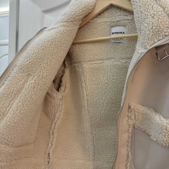 Дублянка біла молочна bershka