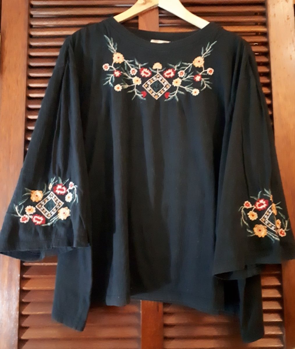 Blusa preta com pormenores bordados - Pull&Bear - NOVA