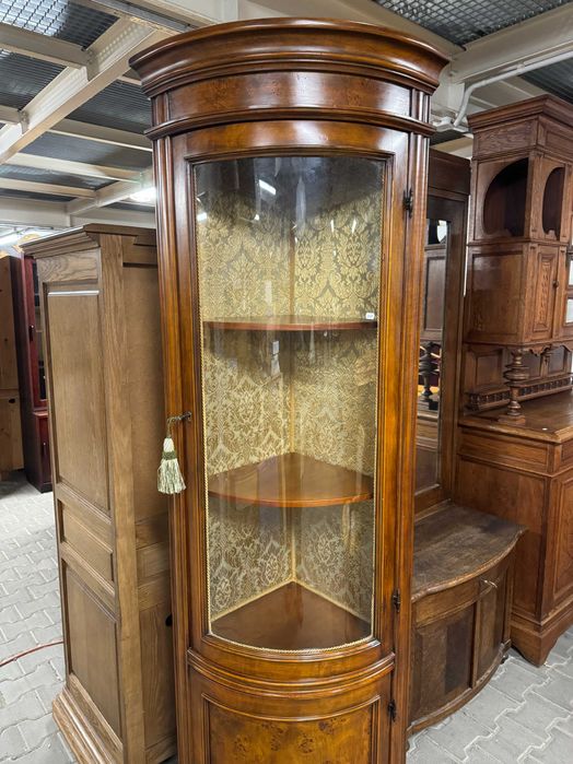 Witryna narożna biblioteka orzechowa witryna przeszklona