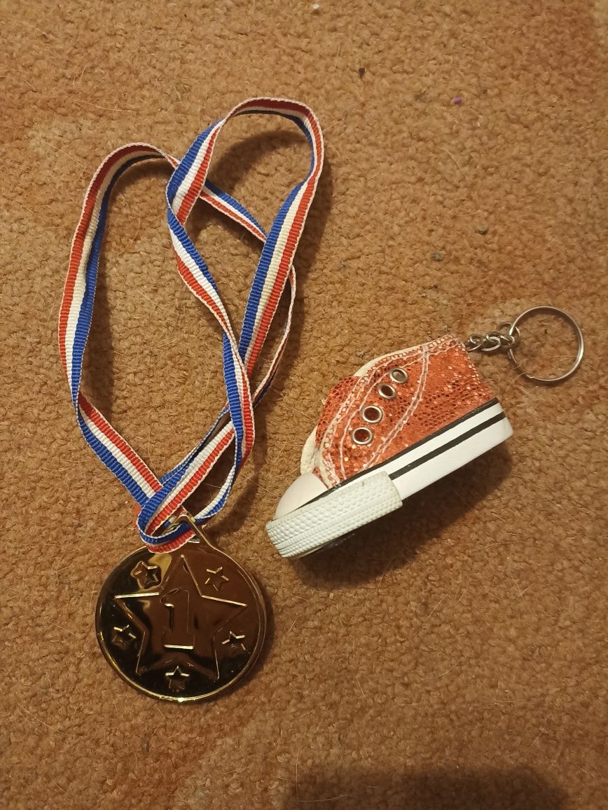 Breloczek i medal