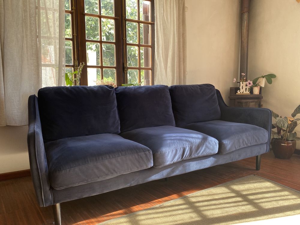 Sofa azul de veludo