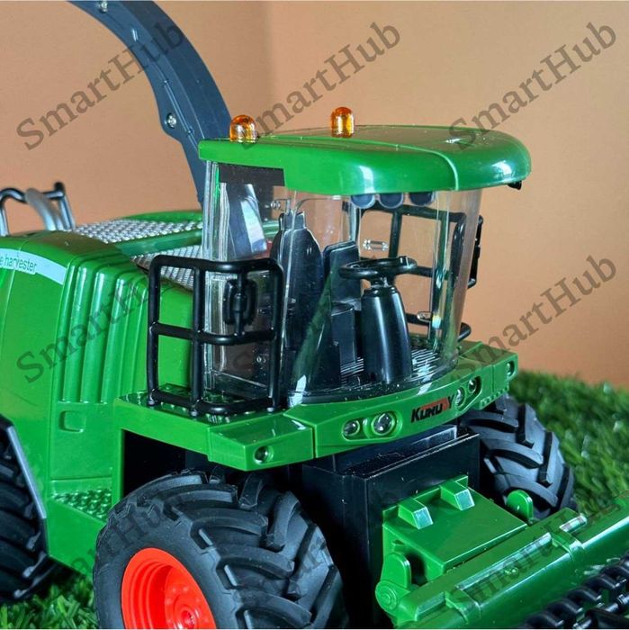 Комбайн на пульті управління John Deere. Трактор на радіокеруванні