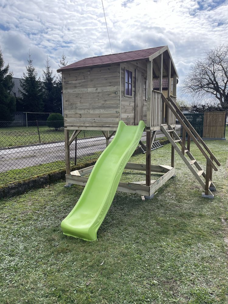 Domek dla dzieci na podeście zjeżdżalnia piaskownica balkon