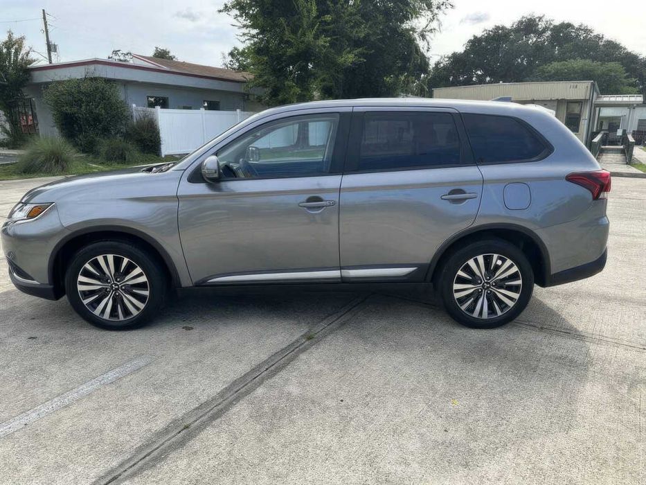 Mitsubishi Outlander SE      2020