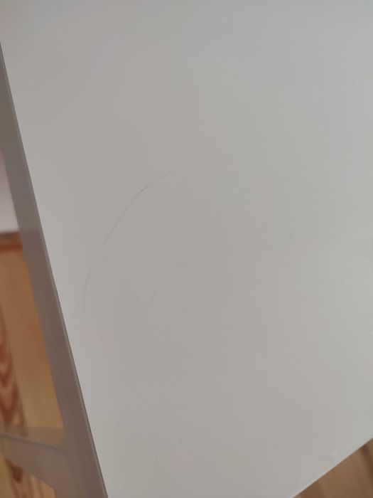 Białe lakierowane biurko konsola wąskie Ikea Besta Burs