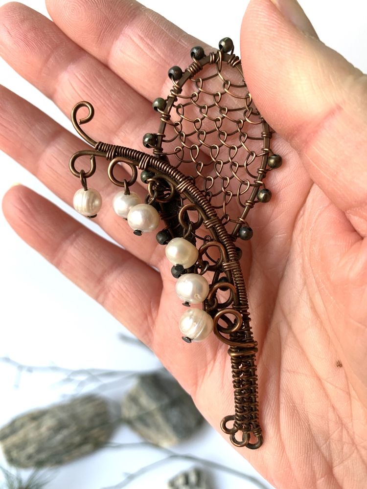 Miedziana broszka w kształcie konwalii z perłami
