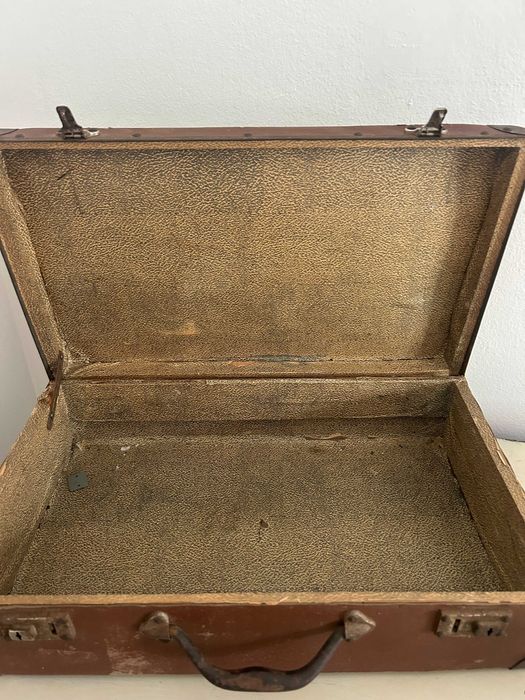 Mala de viagem antiga em castanho
