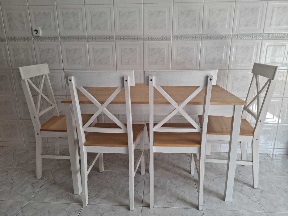 Mesa de cozinha de madeira