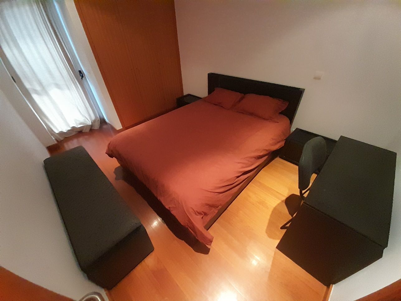 mobiliário de uma sala de estar e de um quarto