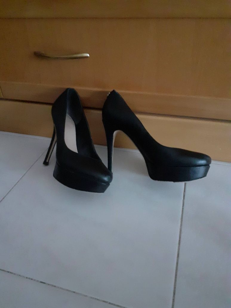 Sapatos pretos Salto Alto e fino ( GUESS ) C/ Novos