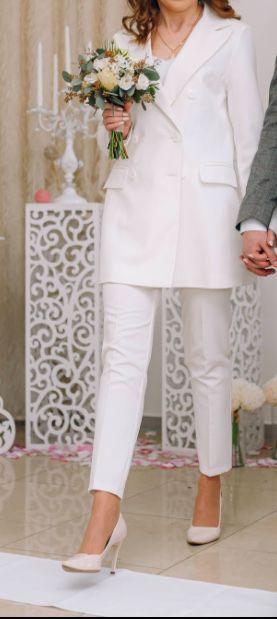 Костюм з подовженим жакетом та брюками